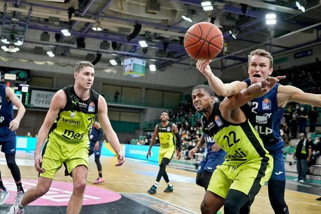 medi bayreuth - MLP Heidelberg , Basketball, Bundesliga, BBL, Spieltag 21, Spielzeit 2021 2022, 13.02.2022 2 Würzner, Niklas (MLP Heidelberg) 21 Joesaar Janari (medi Bayreuth) 22 Wells Cameron (medi Bayreuth) medi bayreuth - MLP Heidelberg , Basketball, Bundesliga, BBL, Spieltag 21, Spielzeit 2021 2022, 13.02.2022 Bayreuth Copyright: xEibner-Pressefoto ThorstenxOchsx EP_TOS