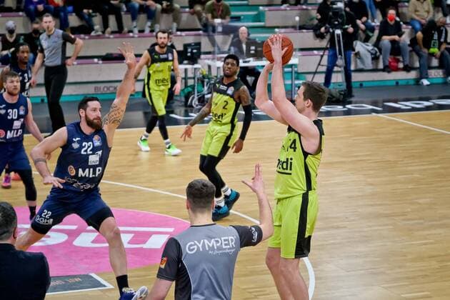 medi bayreuth - MLP Heidelberg , Basketball, Bundesliga, BBL, Spieltag 21, Spielzeit 2021 2022, 13.02.2022 14 Sanders Moritz (medi Bayreuth) 22 Heyden, Phillipp (MLP Heidelberg) medi bayreuth - MLP Heidelberg , Basketball, Bundesliga, BBL, Spieltag 21, Spielzeit 2021 2022, 13.02.2022 Bayreuth Copyright: xEibner-Pressefoto ThorstenxOchsx EP_TOS