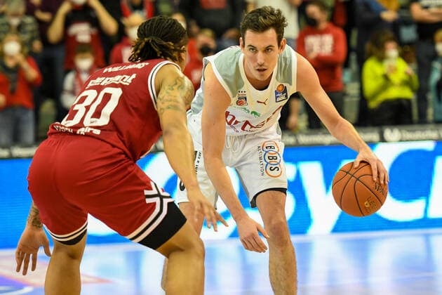 T.J. Williams, Omar Prewitt 21. Spieltag, Basketball Bundesliga, Basketball Saison 2021 2022, Deutschland, easyCredit BBL, Germany, Giessen 46ers, giessen rot, Herren, Jobstairs GIESSEN 46ers - Brose Baskets Bamberg,Männer, Bamberg in weiß grau