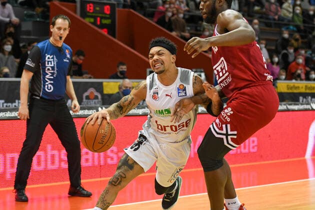 Justin Robinson, J.D. Miller 21. Spieltag, Basketball Bundesliga, Basketball Saison 2021 2022, Deutschland, easyCredit BBL, Germany, Giessen 46ers, giessen rot, Herren, Jobstairs GIESSEN 46ers - Brose Baskets Bamberg,Männer, Bamberg in weiß grau