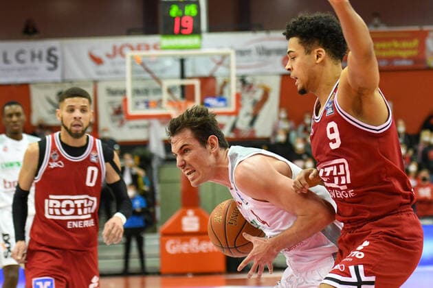 Omar Prewitt, Max Begue 21. Spieltag, Basketball Bundesliga, Basketball Saison 2021 2022, Deutschland, easyCredit BBL, Germany, Giessen 46ers, giessen rot, Herren, Jobstairs GIESSEN 46ers - Brose Baskets Bamberg,Männer, Bamberg in weiß grau