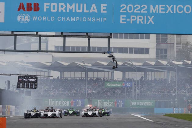 48 MORTARA Edoardo (swi), ROKiT Venturi Racing, Mercedes-EQ Silver Arrow 02, action, 94 WEHRLEIN Pascal (ger), TAG Heuer Porsche Formula E Team, Porsche 99X Electric, action, depart start, during the 2022 Mexico City ePrix, 2nd meeting of the 2021-22 ABB FIA Formula E World Championship, WM, Weltmeisterschaft on the Autodromo Hermanos Rodriguez from February 10 to 11, in Mexico City, Mexico - AUTO - 2022 FORMULA E Mexico City ePRIX DPPI Panoramic _LF30751