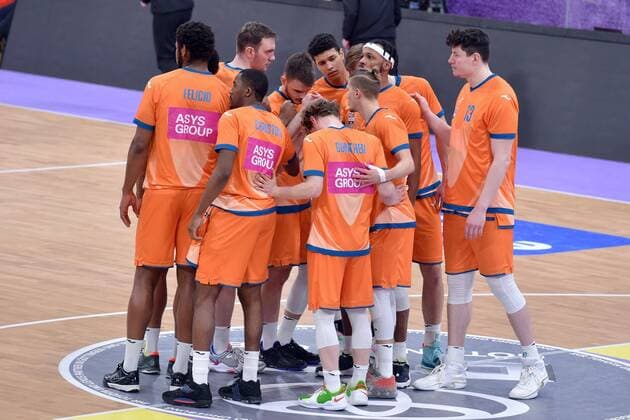 Team Ulm: Nicolas Bretzel (Ratiopharm Ulm) (R), Per Guenther (vorne), Cristiano Felicio (L) vor dem Spiel im Kreis , Basketball, Bundesliga, BBL, BG Goettingen - Ratiopharm Ulm , 12.02.2022, BG Goettingen - Ratiopharm Ulm, Basketball, Bundesliga, GER, BBL, 12.02.2022 Goettingen Copyright: xEibner-Pressefotox-xRolandxSippelx