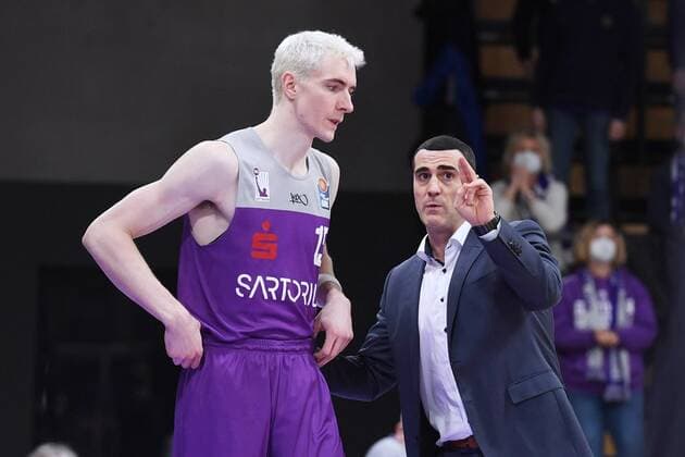 Philipp Hartwich (BG Goettingen) und Roel Moors (Trainer, Headcoach BG Goettingen) (R) , Basketball, Bundesliga, BBL, BG Goettingen - Ratiopharm Ulm , 12.02.2022, BG Goettingen - Ratiopharm Ulm, Basketball, Bundesliga, GER, BBL, 12.02.2022 Goettingen Copyright: xEibner-Pressefotox-xRolandxSippelx