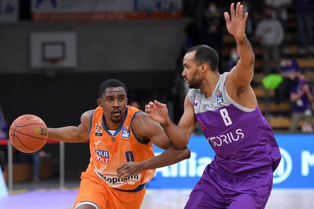 Semaj Christon (Ratiopharm Ulm) ()am Ball) und Akeem Vargas (BG Goettingen) , Basketball, Bundesliga, BBL, BG Goettingen - Ratiopharm Ulm , 12.02.2022, BG Goettingen - Ratiopharm Ulm, Basketball, Bundesliga, GER, BBL, 12.02.2022 Goettingen Copyright: xEibner-Pressefotox-xRolandxSippelx