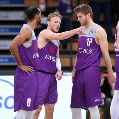 Harald Frey (BG Goettingen) (M), Akeem Vargas (L) und Mathis Moenninghoff (R) diskutieren , Basketball, Bundesliga, BBL, BG Goettingen - Ratiopharm Ulm , 12.02.2022, BG Goettingen - Ratiopharm Ulm, Basketball, Bundesliga, GER, BBL, 12.02.2022 Goettingen Copyright: xEibner-Pressefotox-xRolandxSippelx