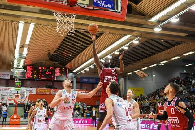 Jalon Demarco Miller 21. Spieltag, Basketball Bundesliga, Basketball Saison 2021 2022, Deutschland, easyCredit BBL, Germany, Giessen 46ers, giessen rot, Herren, Jobstairs GIESSEN 46ers - Brose Baskets Bamberg,Männer, Bamberg in weiß grau