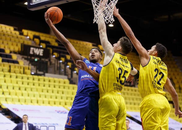 Oldenburg, Niedersachsen, DEU, 13.02.2022, Kostja Mushidi (links, Syntainics MBC), Alen Pjanic (Mitte, EWE Baskets Oldenburg) und TJ Holyfield (rechts, EWE Baskets Oldenburg). EWE Baskets Oldenburg vs. Syntainics MBC. 1. Basketball-Bundesliga Saison 2021 2022, 21. Spieltag, Grosse EWE Arena. EWE Baskets Oldenburg vs. Syntainics MBC