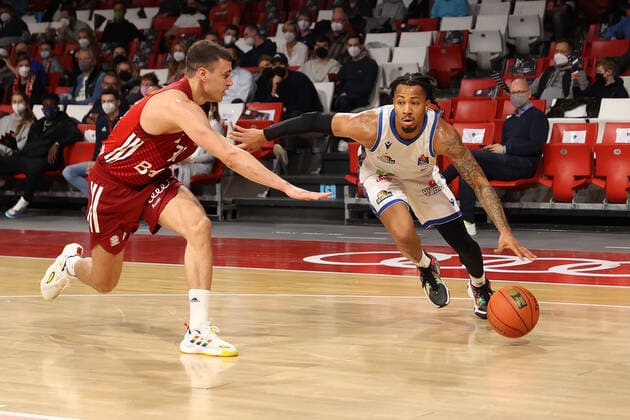 Zweikampf zwischen Zan Mark Sisko (Bayern Basketball, 31) und Donovan Donaldson (FRAPORT SKYLINERS, 2) GER, FC Bayern Basketball vs. FRAPORT SKYLINERS, Basketball, 1.Bundesliga, Saison 2021 2022, 13.02.2022 GER, FC Bayern Basketball vs. FRAPORT SKYLINERS, Basketball, 1.Bundesliga, Saison 2021 2022, 13.02.2022 Muenchen Copyright: xEIBNER MarcelxEngelbrechtx EP_EER