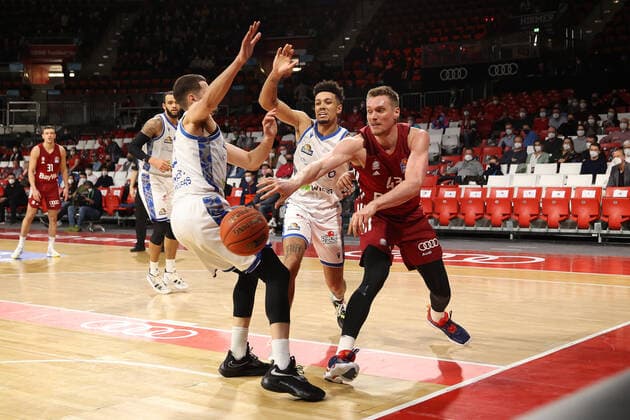 Leon Radosevic (Bayern Basketball, 43) spielt einen Pass GER, FC Bayern Basketball vs. FRAPORT SKYLINERS, Basketball, 1.Bundesliga, Saison 2021 2022, 13.02.2022 GER, FC Bayern Basketball vs. FRAPORT SKYLINERS, Basketball, 1.Bundesliga, Saison 2021 2022, 13.02.2022 Muenchen Copyright: xEIBNER MarcelxEngelbrechtx EP_EER