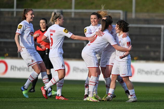 Jubel, Freuen, celebrate, happy, cheer , Goal Celebration 1.FC Köln 1:0, 13.02.2022, Köln (Deutschland), Fussball, Flyeralarm Frauen-Bundesliga, 1.FC Köln - Eintracht Frankfurt xmkx