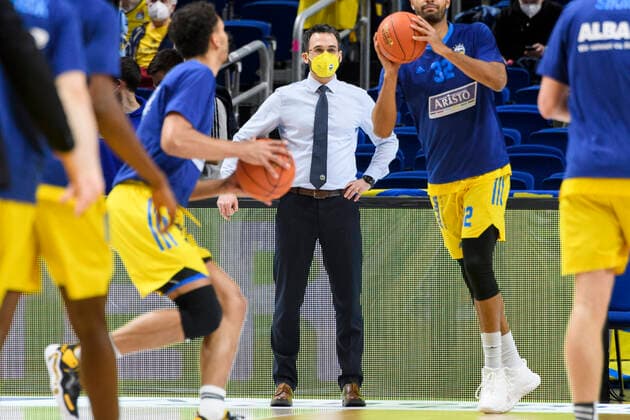 Sport Bilder des Tages Thomas Paech (Alba Berlin, Assistenztrainer), GER, Alba Berlin vs HAKRO Merlins Crailsheim, BBL, Basketball - 1 Bundesliga - Maenner, 21. Spieltag, Saison 2021 2022, 13.02.2022, GER, Alba Berlin vs HAKRO Merlins Crailsheim, BBL, Basketball - Bundesliga - Maenner, 21. Spieltag, Saison 2021 2022, 13.02.2022, Berlin Copyright: xEibner-Pressefoto UwexKochx EP_UKH
