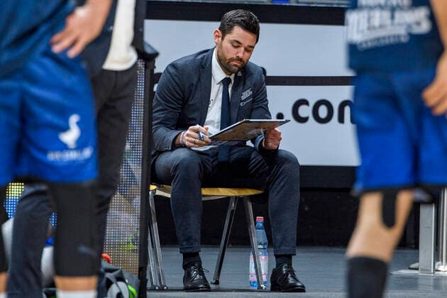 Sebastian Gleim (HAKRO Merlins Crailsheim, Trainer), GER, Alba Berlin vs HAKRO Merlins Crailsheim, BBL, Basketball - 1 Bundesliga - Maenner, 21. Spieltag, Saison 2021 2022, 13.02.2022, GER, Alba Berlin vs HAKRO Merlins Crailsheim, BBL, Basketball - Bundesliga - Maenner, 21. Spieltag, Saison 2021 2022, 13.02.2022, Berlin Copyright: xEibner-Pressefoto UwexKochx EP_UKH