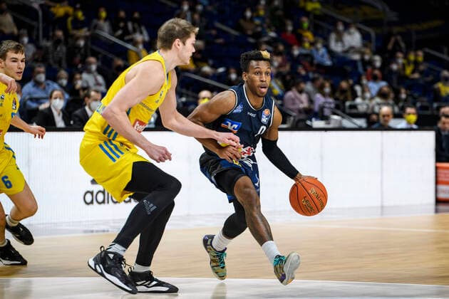 v.l. Ben Lammers (Alba Berlin, 55), T. J. Shorts (HAKRO Merlins Crailsheim, 0), Zweikampf, GER, Alba Berlin vs HAKRO Merlins Crailsheim, BBL, Basketball - 1 Bundesliga - Maenner, 21. Spieltag, Saison 2021 2022, 13.02.2022, GER, Alba Berlin vs HAKRO Merlins Crailsheim, BBL, Basketball - Bundesliga - Maenner, 21. Spieltag, Saison 2021 2022, 13.02.2022, Berlin Copyright: xEibner-Pressefoto UwexKochx EP_UKH