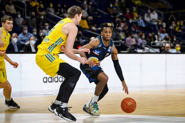 v.l. Ben Lammers (Alba Berlin, 55), T. J. Shorts (HAKRO Merlins Crailsheim, 0), Zweikampf, GER, Alba Berlin vs HAKRO Merlins Crailsheim, BBL, Basketball - 1 Bundesliga - Maenner, 21. Spieltag, Saison 2021 2022, 13.02.2022, GER, Alba Berlin vs HAKRO Merlins Crailsheim, BBL, Basketball - Bundesliga - Maenner, 21. Spieltag, Saison 2021 2022, 13.02.2022, Berlin Copyright: xEibner-Pressefoto UwexKochx EP_UKH