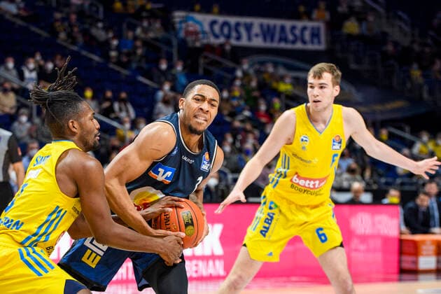 v.l. Jaleen Smith (Alba Berlin, 03), Jaren Lewis (HAKRO Merlins Crailsheim, 01), Malte Delow (Alba Berlin, 06), Zweikampf, GER, Alba Berlin vs HAKRO Merlins Crailsheim, BBL, Basketball - 1 Bundesliga - Maenner, 21. Spieltag, Saison 2021 2022, 13.02.2022, GER, Alba Berlin vs HAKRO Merlins Crailsheim, BBL, Basketball - Bundesliga - Maenner, 21. Spieltag, Saison 2021 2022, 13.02.2022, Berlin Copyright: xEibner-Pressefoto UwexKochx EP_UKH