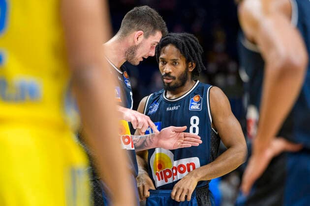 v.l. Bogdan Radosavljevic (HAKRO Merlins Crailsheim, 15), Terrell Harris (HAKRO Merlins Crailsheim, 08), reden, plan, GER, Alba Berlin vs HAKRO Merlins Crailsheim, BBL, Basketball - 1 Bundesliga - Maenner, 21. Spieltag, Saison 2021 2022, 13.02.2022, GER, Alba Berlin vs HAKRO Merlins Crailsheim, BBL, Basketball - Bundesliga - Maenner, 21. Spieltag, Saison 2021 2022, 13.02.2022, Berlin Copyright: xEibner-Pressefoto UwexKochx EP_UKH