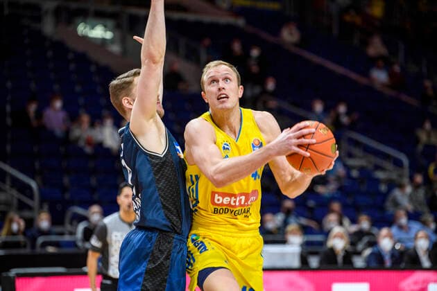 v.l. Fabian Bleck (HAKRO Merlins Crailsheim, 09), Luke Sikma (Alba Berlin, 43), GER, Alba Berlin vs HAKRO Merlins Crailsheim, BBL, Basketball - 1 Bundesliga - Maenner, 21. Spieltag, Saison 2021 2022, 13.02.2022, GER, Alba Berlin vs HAKRO Merlins Crailsheim, BBL, Basketball - Bundesliga - Maenner, 21. Spieltag, Saison 2021 2022, 13.02.2022, Berlin Copyright: xEibner-Pressefoto UwexKochx EP_UKH