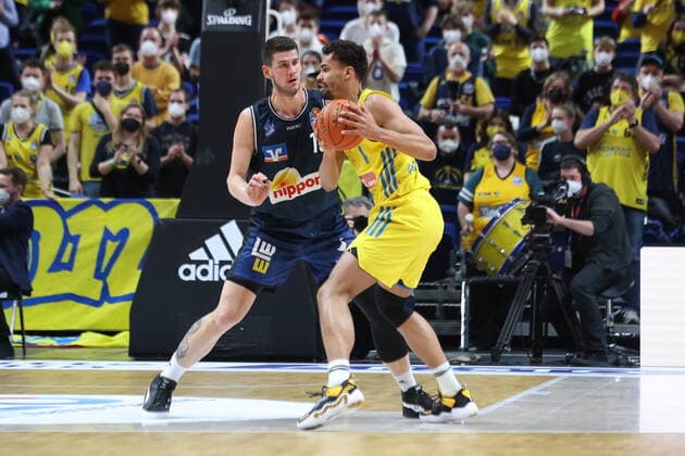 DEU, easyCredit BBL, ALBA vs. Crailsheim, 13.02.2022, Mercedes-Benz-Arena, Berlin, DEU, easyCredit BBL, ALBA vs. Crailsheim, im Bild Johannes Thiemann (ALBA Berlin 32), Bogdan Radosavljevic (Crailsheim 15)