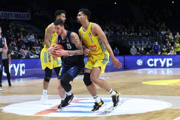 DEU, easyCredit BBL, ALBA vs. Crailsheim, 13.02.2022, Mercedes-Benz-Arena, Berlin, DEU, easyCredit BBL, ALBA vs. Crailsheim, im Bild Oscar da Silva (ALBA Berlin 1), Johannes Thiemann (ALBA Berlin 32), Bogdan Radosavljevic (Crailsheim 15)
