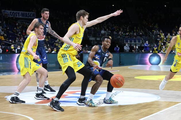 DEU, easyCredit BBL, ALBA vs. Crailsheim, 13.02.2022, Mercedes-Benz-Arena, Berlin, DEU, easyCredit BBL, ALBA vs. Crailsheim, im Bild Lammers (ALBA Berlin 55), Malte Delow (ALBA Berlin 6), T.J. Shorts (Crailsheim 0)