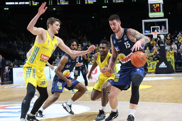 DEU, easyCredit BBL, ALBA vs. Crailsheim, 13.02.2022, Mercedes-Benz-Arena, Berlin, DEU, easyCredit BBL, ALBA vs. Crailsheim, im Bild Lammers (ALBA Berlin 55), Bogdan Radosavljevic (Crailsheim 15)