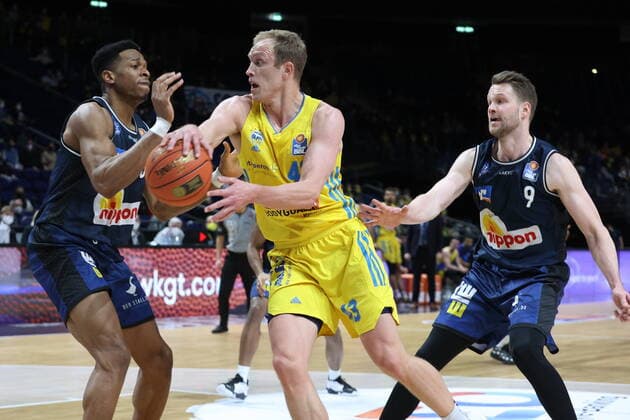 DEU, easyCredit BBL, ALBA vs. Crailsheim, 13.02.2022, Mercedes-Benz-Arena, Berlin, DEU, easyCredit BBL, ALBA vs. Crailsheim, im Bild a43, Richmond Aririguzoh (Crailsheim 34), Fabian Bleck (Crailsheim 9)
