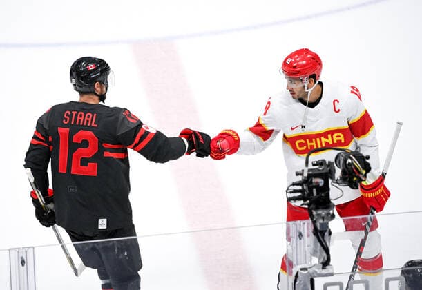 (220215) -- BEIJING, Feb. 15, 2022 -- Ye Jinguang (R) of China greet Eric Staal of Canada before the Ice hockey, Eishockey men s qualification play-off of Beijing 2022 Winter Olympics between Canada and China at Wukesong Sports Centre, in Beijing, capital of China, Feb. 15, 2022. ) (BEIJING2022)CHINA-BEIJING-OLYMPIC Winter games, Winterspiele,Spiele, Summer games ICE HOCKEY-MEN S QUALIFICATION PLAY-OFF-CAN VS CHN (CN) LixZiheng