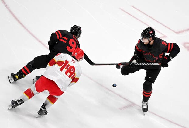 (220215) -- BEIJING, Feb. 15, 2022 -- Corban Knight (R) of Canada competes during the Ice hockey, Eishockey men s qualification play-off of Beijing 2022 Winter Olympics between Canada and China at Wukesong Sports Centre, in Beijing, capital of China, Feb. 15, 2022. ) (BEIJING2022)CHINA-BEIJING-OLYMPIC Winter games, Winterspiele,Spiele, Summer games ICE HOCKEY-MEN S QUALIFICATION PLAY-OFF-CAN VS CHN (CN) LixZiheng