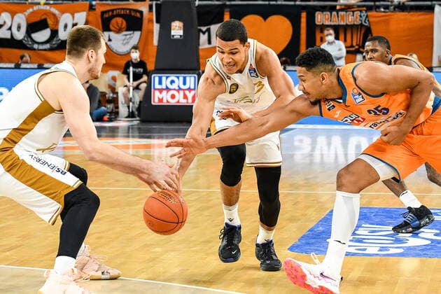 GER, BBL, ratiopharm Ulm vs Basketball Löwen Braunschweig 15.02.2022, ratiopharm arena, Neu-Ulm, GER, BBL, ratiopharm Ulm vs Basketball Löwen Braunschweig, im Bild Kampf um den Ball, Martin Peterka (Braunschweig, 15), Nicholas Tischler (Braunschweig, 3), Karim Jallow (Ulm, 35) nordphotoxGmbHx xHafner nph00200
