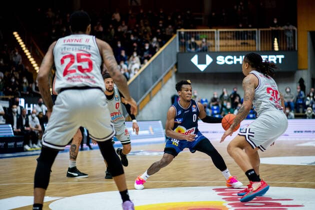 TJ Shorts (HAKRO Merlins Crailsheim) im Zweikampf Timeric Dejaun Williams Jr (Jobstairs Gießen 46ers), Philipp Darnell Fayne II (Jobstairs Gießen 46ers), HAKRO Merlins Crailsheim vs. Jobstairs Gießen 46ers, Basketball BBL Bundesliga, 22. Spieltag, 15.02.2022, Spielzeit 2021 2022 HAKRO Merlins Crailsheim vs. Jobstairs Gießen 46ers, Basketball BBL Bundesliga, 22. Spieltag, 15.02.2022, Spielzeit 2021 2022 Copyright: xEibner Memmlerx EP_MMR