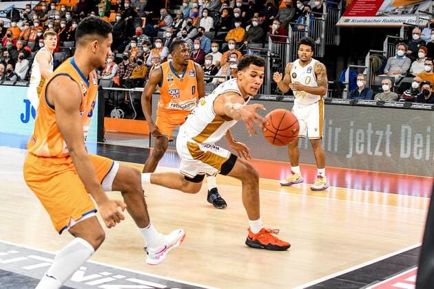 GER, BBL, ratiopharm Ulm vs Basketball Löwen Braunschweig 15.02.2022, ratiopharm arena, Neu-Ulm, GER, BBL, ratiopharm Ulm vs Basketball Löwen Braunschweig, im Bild Karim Jallow (Ulm, 35), Brandon Tischler (Braunschweig, 13), im Hintergrund Semaj Christon (Ulm, 0) und Tookie Brown (Braunschweig, 0) nordphotoxGmbHx xHafner nph00200