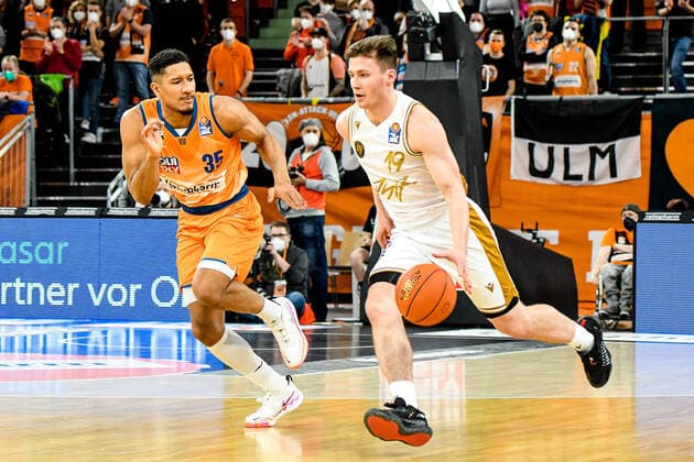 GER, BBL, ratiopharm Ulm vs Basketball Löwen Braunschweig 15.02.2022, ratiopharm arena, Neu-Ulm, GER, BBL, ratiopharm Ulm vs Basketball Löwen Braunschweig, im Bild Karim Jallow (Ulm, 35), Ondrej Sehnal (Braunschweig, 19) nordphotoxGmbHx xHafner nph00200