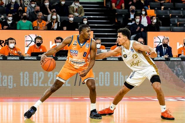 GER, BBL, ratiopharm Ulm vs Basketball Löwen Braunschweig 15.02.2022, ratiopharm arena, Neu-Ulm, GER, BBL, ratiopharm Ulm vs Basketball Löwen Braunschweig, im Bild Semaj Christon (Ulm, 0), Brandon Tischler (Braunschweig, 13) nordphotoxGmbHx xHafner nph00200