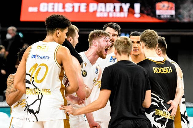 Sport Themen der Woche KW 07 Sport Bilder des Tages GER, BBL, ratiopharm Ulm vs Basketball Löwen Braunschweig 15.02.2022, ratiopharm arena, Neu-Ulm, GER, BBL, ratiopharm Ulm vs Basketball Löwen Braunschweig, im Bild Jubel nach Spielende, Sananda Fru (Braunschweig, 10), in der Bildmitte Luc van Slooten (Braunschweig, 4) nordphotoxGmbHx xHafner nph00200