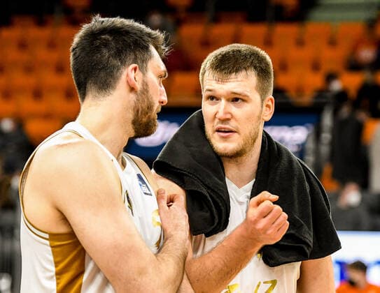 GER, BBL, ratiopharm Ulm vs Basketball Löwen Braunschweig 15.02.2022, ratiopharm arena, Neu-Ulm, GER, BBL, ratiopharm Ulm vs Basketball Löwen Braunschweig, im Bild Owen Klassen (Braunschweig, 5), Martin Peterka (Braunschweig, 15) nordphotoxGmbHx xHafner nph00200