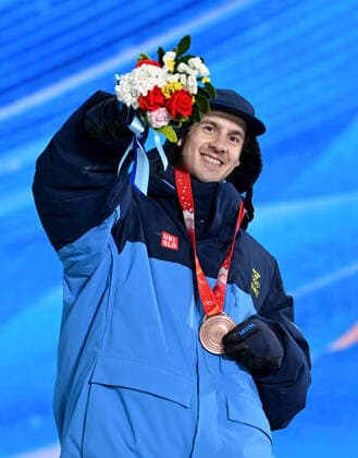 BEIJING 2022, Ski Freestyle, Slopestyle Männer, Siegerehrung (220216) -- ZHANGJIAKOU, Feb. 16, 2022 -- Bronze medalist Jesper Tjader of Sweden poses during the awarding ceremony of freestyle skiing men s freeski slopestyle at Zhangjiakou Medals Plaza of the Winter Olympics in Zhangjiakou, north China s Hebei Province, Feb. 16, 2022. ) (BEIJING2022)CHINA-ZHANGJIAKOU-OLYMPIC Winter games, Winterspiele,Spiele, Summer games AWARDING CEREMONY-FREESTYLE SKIING (CN) FengxKaihua