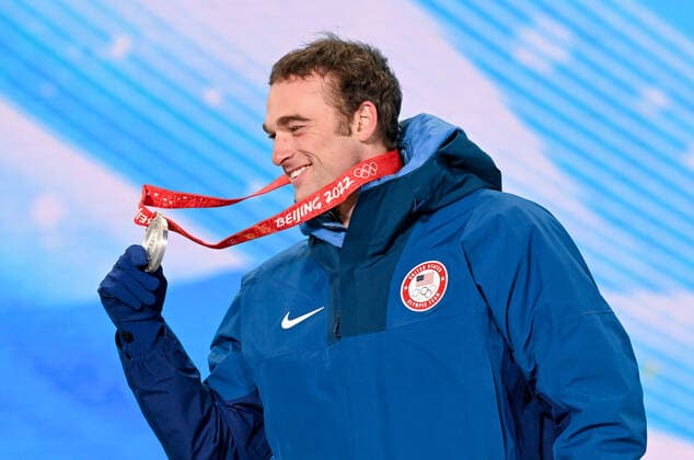 BEIJING 2022, Ski Freestyle, Slopestyle Männer, Siegerehrung (220216) -- ZHANGJIAKOU, Feb. 16, 2022 -- Silver medalist Nicholas Goepper of the United States poses during the awarding ceremony of freestyle skiing men s freeski slopestyle at Zhangjiakou Medals Plaza of the Winter Olympics in Zhangjiakou, north China s Hebei Province, Feb. 16, 2022. ) (BEIJING2022)CHINA-ZHANGJIAKOU-OLYMPIC Winter games, Winterspiele,Spiele, Summer games AWARDING CEREMONY-FREESTYLE SKIING (CN) FengxKaihua