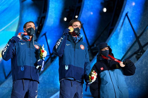 BEIJING 2022, Ski Freestyle, Slopestyle Männer, Siegerehrung (220216) -- ZHANGJIAKOU, Feb. 16, 2022 -- Gold medalist Alexander Hall (C) of the United States, silver medalist Nicholas Goepper (L) of the United States and bronze medalist Jesper Tjader of Sweden pose during the awarding ceremony of freestyle skiing men s freeski slopestyle at Zhangjiakou Medals Plaza of the Winter Olympics in Zhangjiakou, north China s Hebei Province, Feb. 16, 2022. ) (BEIJING2022)CHINA-ZHANGJIAKOU-OLYMPIC Winter games, Winterspiele,Spiele, Summer games AWARDING CEREMONY-FREESTYLE SKIING (CN) FengxKaihua