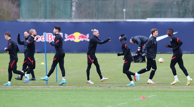 Europa League RB Leipzig - Training 16.12.2022 Leipzig, 16.02.2022, RBL Trainingszentrum, Europa League , RB Leipzig Abschlusstraining am Vortag von RBL v. Real San Sebastian , Im Bild v.l.: Dani Olmo, Trainer Domenico Tedesco, Dominik Szoboszlai, Kevin Kampl, Christopher Nkunku, David Lelle (U19 Nachwuchs) und Nordi Mukiele (alle RB Leipzig) ,