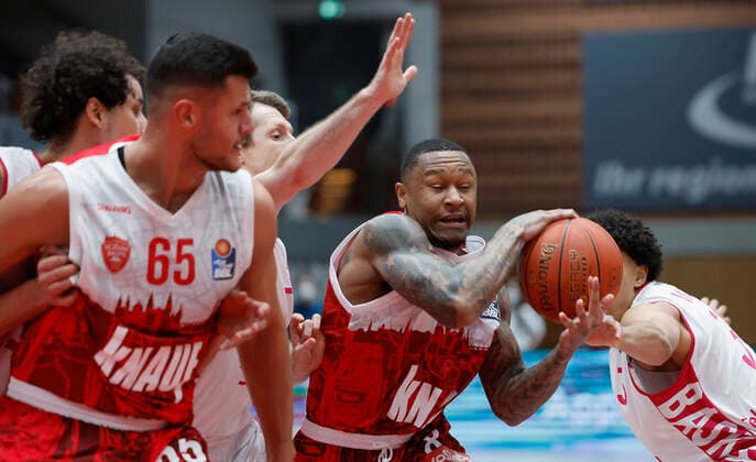 16.02.2022, Basketball, BBL, Hauptrunde, s.Oliver Wuerzburg - Telekom Baskets Bonn, GER, Wuerzburg, tectake Arena Bild: v. li. Javontae Hawkins (Telekom Baskets Bonn), Filip Stanic (s.Oliver Wuerzburg), Skyler Bowlin (Telekom Baskets Bonn), Charles Callison (s.Oliver Wuerzburg) und Tyson Ward (Telekom Baskets Bonn) Copyright: HMBxMedia xHeikoxBecker