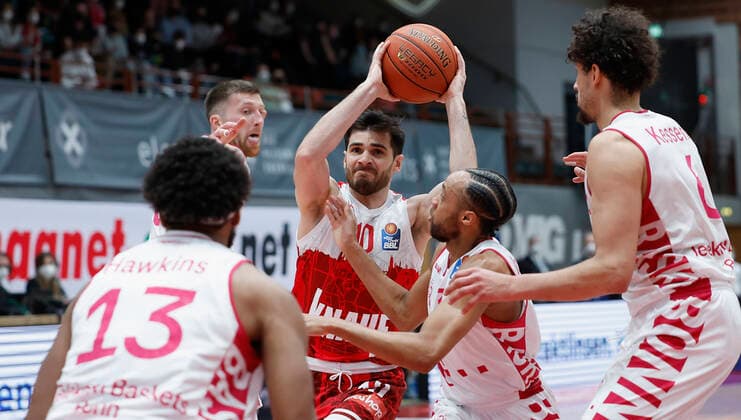 16.02.2022, Basketball, BBL, Hauptrunde, s.Oliver Wuerzburg - Telekom Baskets Bonn, GER, Wuerzburg, tectake Arena Bild: v. li. Javontae Hawkins (Telekom Baskets Bonn), Saulius Kulvietis (Telekom Baskets Bonn), Luciano Parodi (s.Oliver Wuerzburg), Parker Jackson-Cartwright (Telekom Baskets Bonn) und Michael Kessens (Telekom Baskets Bonn) Copyright: HMBxMedia xHeikoxBecker