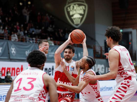 16.02.2022, Basketball, BBL, Hauptrunde, s.Oliver Wuerzburg - Telekom Baskets Bonn, GER, Wuerzburg, tectake Arena Bild: v. li. Javontae Hawkins (Telekom Baskets Bonn), Saulius Kulvietis (Telekom Baskets Bonn), Luciano Parodi (s.Oliver Wuerzburg), Parker Jackson-Cartwright (Telekom Baskets Bonn) und Michael Kessens (Telekom Baskets Bonn) Copyright: HMBxMedia xHeikoxBecker