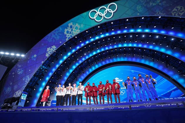 (220217) -- BEIJING, Feb. 17, 2022 -- Gold medalists Team Canada (C), silver medalists Team South Korea (L) and bronze medalists Team Italy pose during the awarding ceremony of short track Speed skating, Eisschnelllauf men s 5000m relay at the Beijing Medals Plaza of the Winter Olympics in Beijing, capital of China, Feb. 17, 2022. ) (BEIJING2022)CHINA-BEIJING-OLYMPIC Winter games, Winterspiele,Spiele, Summer games AWARDING CEREMONY-SHORT TRACK SPEED SKATING (CN) JuxHuanzong