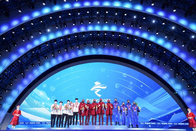 Sport Bilder des Tages (220217) -- BEIJING, Feb. 17, 2022 -- Gold medalists Team Canada (C), silver medalists Team South Korea (L) and bronze medalists Team Italy pose during the awarding ceremony of short track Speed skating, Eisschnelllauf men s 5000m relay at the Beijing Medals Plaza of the Winter Olympics in Beijing, capital of China, Feb. 17, 2022. ) (BEIJING2022)CHINA-BEIJING-OLYMPIC Winter games, Winterspiele,Spiele, Summer games AWARDING CEREMONY-SHORT TRACK SPEED SKATING (CN) JuxHuanzong