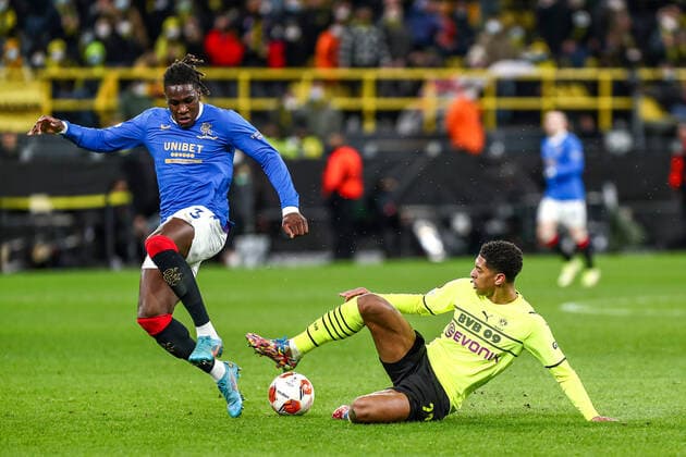 Jude Bellingham (Borussia Dortmund BVB, 22) im Zweikampf gegen Calvin Bassey (Glasgow Rangers FC, 03), GER, Borussia Dortmund BVB vs. Glasgow Rangers FC, K.-o.-Runden-Play-off, Europa League, Spielzeit 2021 2022, 17.02.2022, DFB DFL regulations prohibit any use of photographs as image sequences and or quasi-video., GER, Borussia Dortmund BVB vs. Glasgow Rangers FC, K.-o.-Runden-Play-off, Europa League, Spielzeit 2021 2022, 17.02.2022 Dortmund Copyright: xEibner-Pressefoto GabrielxBoiax EP_EEP