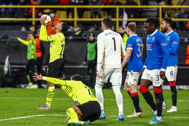 Jude Bellingham (Borussia Dortmund BVB, 22) unzufrieden, enttäuscht enttaeuscht, gestikuliert, Gestik, GER, Borussia Dortmund BVB vs. Glasgow Rangers FC, K.-o.-Runden-Play-off, Europa League, Spielzeit 2021 2022, 17.02.2022, DFB DFL regulations prohibit any use of photographs as image sequences and or quasi-video., GER, Borussia Dortmund BVB vs. Glasgow Rangers FC, K.-o.-Runden-Play-off, Europa League, Spielzeit 2021 2022, 17.02.2022 Dortmund Copyright: xEibner-Pressefoto GabrielxBoiax EP_EEP