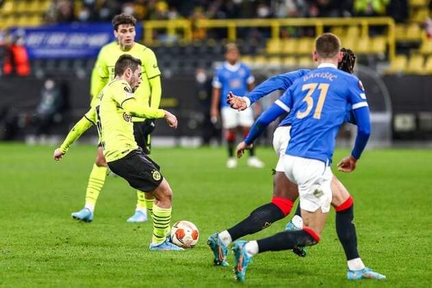 Raphael Guerreiro (Borussia Dortmund BVB, 13) schießt schiesst das Tor zum 2:4, GER, Borussia Dortmund BVB vs. Glasgow Rangers FC, K.-o.-Runden-Play-off, Europa League, Spielzeit 2021 2022, 17.02.2022, DFB DFL regulations prohibit any use of photographs as image sequences and or quasi-video., GER, Borussia Dortmund BVB vs. Glasgow Rangers FC, K.-o.-Runden-Play-off, Europa League, Spielzeit 2021 2022, 17.02.2022 Dortmund Copyright: xEibner-Pressefoto GabrielxBoiax EP_EEP