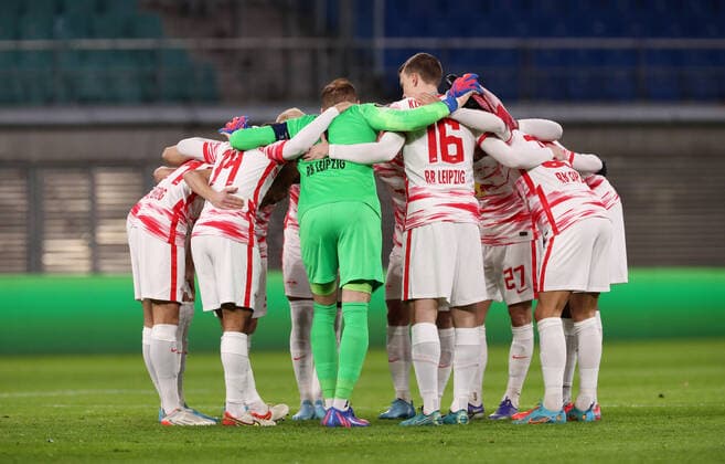 RB Leipzig - San Sebastian 17.02.2022 Leipzig, 17.02.2022, Red Bull Arena, Fussball, UEFA EURO, EM, Europameisterschaft,Fussball League, Ko Runde PlayOff, Hinspiel , RB Leipzig vs. Real Sociedad San Sebastian , Im Bild; Spielerkreis RB Leipzig , UEFA regulations prohibit any use of photographs as image sequences and or quasi-video.
