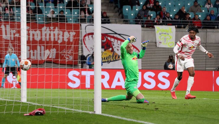 RB Leipzig - San Sebastian 17.02.2022 Leipzig, 17.02.2022, Red Bull Arena, Fussball, UEFA EURO, EM, Europameisterschaft,Fussball League, Ko Runde PlayOff, Hinspiel , RB Leipzig vs. Real Sociedad San Sebastian , Im Bild; Fans von San Sebastian. Robin Le Normand (24, San Sebastian) trifft zum 0:1, , UEFA regulations prohibit any use of photographs as image sequences and or quasi-video.